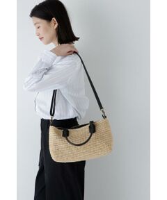 ・お届け予定日:1月下旬頃<br/><b>お出かけ気分を高めてくれるラフィア素材のショルダーバッグ</b><br/><br/><br/><br/>【デザインのポイント】<br/><br/>トレンド感のある横長ショルダーバッグをラフィアでつくりました。ファスナー開きの天口は沈むような設計でペットボトルなどを乗せられるようになっております。ショルダーは取り外し可能です。<br/><br/><br/><br/>【素材のポイント】<br/><br/>繊細なこま編みのラフィア。持ち手部分にはつややかな合成皮革、金具は真鍮ゴールドメッキを使用しています。<br/><br/><br/><br/>【おすすめコーディネート】<br/><br/>寒い季節にも小物使いからシーズンムードをプラスしてくれるようなバッグです。<br/><br/><br/>