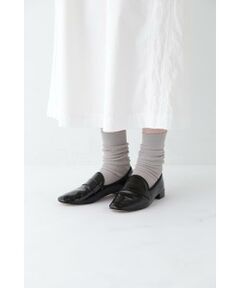 ・お届け予定日:2月下旬頃<br/><b>足元の抜け感を演出してくれるシアー素材のリブソックス</b><br/><br/><br/><br/>【デザインのポイント】<br/><br/>繊細で程よい透け感のシアーリブソックスです。履き口のゴム部分は少し長めに設定してあり履きやすくしております。<br/><br/><br/><br/>【素材のポイント】<br/><br/>コットンのナチュラル感とナイロンのシャリ感(清涼感)を併せ持った風合いの編地です。<br/><br/><br/><br/>【おすすめコーディネート】<br/><br/>メッシュシューズやサンダル合わせがおすすめです。<br/><br/><br/>