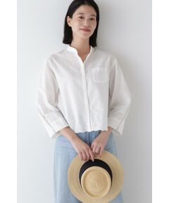 <b>ヴィンテージライクなスカラップレースが映えるショート丈ブラウス</b><br/><br/>【デザインのポイント】<br/><br/>短丈の7分袖ブラウスの裾と袖口にスカラップレースをあしらったデザインです。衿と細めの前立てはトラッドらしいデザインに仕上げています。袖口はスカラップの下のカフス風にして釦のアジャストでシルエットが変化します。<br/>【素材のポイント】<br/><br/>60ローンの基布に、ヴィンテージのピローケースの柄から着想したオリジナルのスカラップ柄を作りました。グレイッシュなホワイトとネイビーの2色です。<br/><br/>【おすすめコーディネート】<br/><br/>クロップド丈なので、ボリュームのあるボトムとのバランスが好相性なアイテム。デニムやチノパンなどトラッドアイテムとのコーディネートがおすすめです。<br/><br/><br/><BR>透け感/なし|裏地/なし|光沢/なし|生地の厚さ/薄手|伸縮性/なし|シルエット/スタンダード