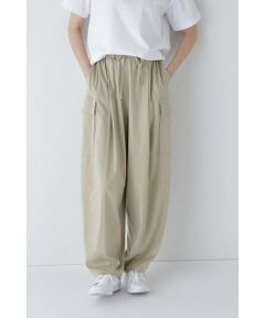<b>ラフで品良く着こなす、大人のサテンイージーパンツ</b><br/><br/>【デザインのポイント】<br/><br/>バレルシルエットにカーゴディテールを載せた新しいパンツです。素材もゆるっとしているのでイージーにこなれ感を出せる大人っぽい一枚です。<br/><br/>【素材のポイント】<br/><br/>フィブリル加工でヴィンテージのようなクタッとした風合いを表現しました。肌触りもとても気持ちの良い素材です。<br/><br/>【おすすめコーディネート】<br/><br/>ゆるめの素材感なのでトップスも少しくたっとした雰囲気のものを合わせたラフな着こなしがおすすめです。シャツやジャケットなどきれいめなアイテムに合わせても大人のこなれ感を演出できます。<br/><br/><BR>透け感/なし|裏地/なし|光沢/なし|生地の厚さ/薄手|伸縮性/ややあり|シルエット/スタンダード