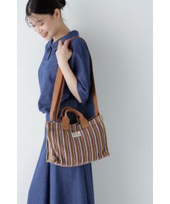 ・お届け予定日:5月上旬頃<br/>カラーリングが印象的な マルチストライプ柄のダブルハンドルのトートバッグです。<br/>スタイリングのアクセントになるバッグです。<br/>【MOISMONT】<br/>フランス発祥の老舗ブランド。ユニークなデザインや柄のスカーフを多く展開しています。<br/><br/>※ブルー(113)はWEB限定カラーです<br/>