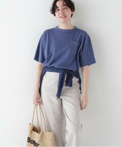 <b>ラフなニュアンス感のあるカラーTシャツ</b><br/>【デザインのポイント】<br/>シーズンのポイントカラーを表現したカジュアルな製品染Tシャツです。ニュアンス感を出す為に接ぎ目は表振りミシンで縫製しています。後ろ襟ぐり裏の舟形に挟み込んだグログランテープも製品染めらしく一緒に染めています。<br/>【素材のポイント】<br/>ラフ感がありながらも膨らみのあるコットン空紡糸を編み上げた、脇に接ぎ目の出ない丸胴天竺を使用しています。<br/>【おすすめコーディネート】<br/>夏小物やワイドパンツと合わせた大人フレンチカジュアルな着こなしがおすすめです。<br/><br/>※こちらの商品はWEB・一部店舗限定商品です。<BR>透け感/なし|裏地/なし|光沢/なし|生地の厚さ/普通|伸縮性/なし|シルエット/スタンダード