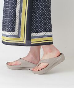 ・お届け予定日:5月下旬頃<br/>TELIC（テリック）は、アメリカで誕生したリカバリーフットウエア。 <br/>より優しい履き心地を求めて開発されたジャパンオリジナルモデルは、"雲を歩くような履き心地"と評されるほどの快適性を実現。アイコン的モデルのトング型FLIPFLOPをベースに最も柔らかい新素材にアップデートしたモデル。コラボ特別仕様として両足サイドに"merci""bonjour"の遊び心あるプリントを配置したアイテムとなります。