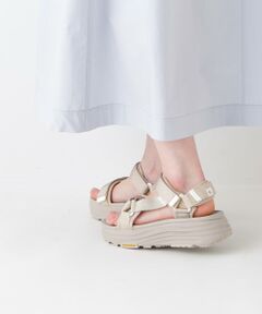 ・お届け予定日:5月下旬頃<br/>TELIC(テリック)は、アメリカで誕生したリカバリーフットウエア。<br/>より優しい履き心地を求めて開発されたジャパンオリジナルモデルは、"雲を歩くような履き心地"と評されるほどの快適性を実現。リカバリー機能と防滑ソール「ALLROADS」を採用した3層構造で履きやすさに拘った一足。human womanオリジナルの配色と踵のロゴネームがポイント。