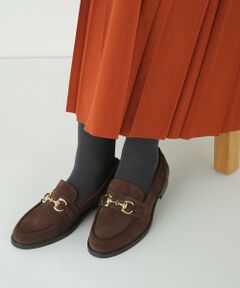 ・お届け予定日:8月下旬頃<br/><b>上品で洗練された足元を演出してくれるビットローファー</b><br/>【デザインのポイント】<br/>スッキリ見えトゥのスタイリッシュなビットローファーです。<br/>【素材のポイント】<br/>上品な光沢としなやかさがあるカウレザーを使用しています。表革ブラックとhuman woman別注としてブラウンスウェードを展開しています。<br/>【おすすめコーディネート】<br/>オンオフにスタイリングしやすシューズです。<br/><br/>【ENESS】<br/>洗練されたデザインでありながら、快適な履き心地を叶える、エレガントでスポーティーな女性に向けられたシューズブランドです。