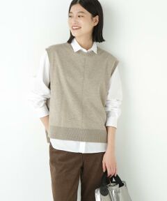 <b>ワードローブに欠かせないベーシックニットベスト</b><br/>【デザインのポイント】<br/>シンプルなクルーネックのニットベストは定番ワードローブにおすすめの万能アイテムです。長すぎない丈感は様々なインナーとレイヤードすることができ、コーディネートの幅が広がります。<br/>【素材のポイント】<br/>従来品よりウール混率を下げてよりシーズンレスな素材感にしました。薄手ですがハリがあり、インナーの組織をひろわずレイヤードできます。<br/>【おすすめコーディネート】<br/>シャツやタートルネックなど襟元のレイヤードアレンジが映えるニットベストです。すっきりとした丈感で、スカートやワイドパンツとも好相性。暑い季節ではノースリーブのプルオーバーとして一枚ですっきりと着ていただくのもおすすめです。<BR>透け感/なし|裏地/なし|光沢/なし|生地の厚さ/普通|伸縮性/あり|シルエット/スタンダード