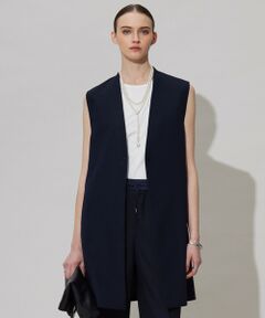 2025SS<br>どんなスタイリングにも合わせやすく、<br>ON/OFF活躍する万能ジレ<br><br>■デザインミドルレングスのさらっと羽織れるジレアウターです。釦位置をやや高めに設定し、スタイルアップ見えを叶えます。背面にベルトデティールを効かせフラットになりすぎないバランスに仕上げています。同素材のパンツとセットアップでセレモニーや通勤にもおすすめです。<br><br>■素材今シーズンから環境に配慮したリサイクルポリエステルを使用しています。身体のラインを拾わない程よい肉感で、適度な落ち感とハリ感を併せ持ったバックサテン素材です。バックサテン組織になっている為、なめらかな肌触りでストレスフリーな着心地が特徴です。<br><br>■機能性1）接触冷感ひんやりとした爽やかタッチの素材だから、暑いシーズンでも快適な着心地。2）UVケア嬉しい紫外線ケア付き。3）速乾お洗濯後も乾きやすいのも嬉しいポイント。4）防シワシワになりにくく、長時間の着用も安心。5）Washableご自宅でお洗濯ができるのでお手入れも楽々。<br><br><br>※商品の取り扱い方法につきましては、タグ等に記載されている「取り扱い上の注意」をご確認ください。※採寸情報はサンプル商品のデータです。実際の商品と仕様が異なる場合がございます。※商品画像はサンプルを使用しているため、実際にお届けする商品と色味やサイズなどの仕様に変更がある場合がございます。予めご了承ください。<br>洗濯表示<br>【本体のみ】40℃まで手洗い可 塩素系漂白不可 タンブル乾燥不可 日陰つり干し乾燥 アイロンは160℃まで 弱いドライクリーニング（石油系）可 弱いウェットクリーニング可<br>