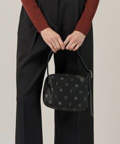 2025AW<br><br>■デザインBOX型のシルエットがポイントのハンドバッグです。コンパクトなサイズ感ですが、箱型のため容量があり、財布、携帯、ペットボトルなどのアイテムが収納可能です。ハンドルは長さ調整可能で手持ちや肩がけが可能です。				<br><br><br>※商品の取り扱い方法につきましては、タグ等に記載されている「取り扱い上の注意」「洗濯表示」をご確認ください。※採寸情報はサンプル商品のデータです。実際の商品と仕様が異なる場合がございます。※商品画像はサンプルを使用しているため、実際にお届けする商品と色味やサイズなどの仕様に変更がある場合がございます。予めご了承ください。