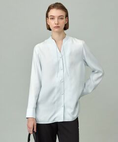 2025AW<br>細部のデザインと素材にこだわり<br>一枚で品よく華やぐデザインブラウス<br><br>■デザイン一枚着にもジャケットインナーにもなるブラウスです。大人っぽく着られる程よい艶感で、襟元の紐や開きが抜け感を演出します。女性らしい上品な印象になるクルミ釦がポイントです。さらりとした着心地で、暑い時期から活躍します。<br><br>■機能性1）接触冷感ひんやりとしたタッチで夏でも快適な着心地。2）Washableご自宅での手洗いが可能で、シワにもなりづらくイージーケア。<br><br>■素材ソフトな風合い、適度なハリ感がポイントのキュプラツイル素材です。ポリエステルをブレンドしている為、キュプラ１００％に比べてシワになりにくいのもこの素材の特徴です。弱めのフィブリル加工を施している為、カジュアルになり過ぎず、綺麗目な素材感に仕上げています。<br><br><br>※商品の取り扱い方法につきましては、タグ等に記載されている「取り扱い上の注意」「洗濯表示」をご確認ください。※採寸情報はサンプル商品のデータです。実際の商品と仕様が異なる場合がございます。※商品画像はサンプルを使用しているため、実際にお届けする商品と色味やサイズなどの仕様に変更がある場合がございます。予めご了承ください。<br>洗濯表示<br>【本体のみ】40℃まで手洗い可 塩素系漂白不可 タンブル乾燥不可 日陰つり干し乾燥 アイロンは160℃まで 弱いドライクリーニング（石油系）可 弱いウェットクリーニング可<br>