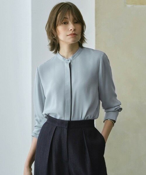 ICB / アイシービー シャツ・ブラウス | 【新色追加・WEB限定カラーあり】BackSatinAmunzen バンドカラーブラウス(サックスグレー系)