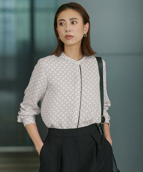 ICB/アイシービー 【WEB限定カラーあり・接触冷感・UVケア・速乾・洗える】BackSatinAmunzen バンドカラーブラウス トープベース×スクエアビット柄系 M ICB/アイシービー 【WEB限定カラーあり・接触冷感・UVケア・速乾・洗える】BackSatinAmunzen バンドカラーブラウス トープベース×スクエアビット柄系 M