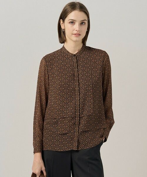 ICB/アイシービー 【30th ANNIVERSARY】 モノグラムプリントシフォン バンドカラーブラウス キャメル×ブラック系 2 ICB/アイシービー 【30th ANNIVERSARY】 モノグラムプリントシフォン バンドカラーブラウス キャメル×ブラック系 2