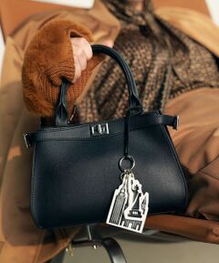 2025AW&nbsp;<br>ICBオリジナルで5都市をイメージしたチャームが登場<br><br>■デザインNew Yorkの象徴的なシンボルである建築物をモチーフにしたチャームです。ポップさもありながら、ICBらしくモノトーンで大人な遊び心のあるデザインです。ストラップでバッグへの取り付けも可能です。丸カラビナとナスカンで他のチャームに取り付けたり、鍵などをつけていただくことも可能です。<br><br><br>※商品の取り扱い方法につきましては、タグ等に記載されている「取り扱い上の注意」をご確認ください。※採寸情報はサンプル商品のデータです。実際の商品と仕様が異なる場合がございます。※商品画像はサンプルを使用しているため、実際にお届けする商品と色味やサイズなどの仕様に変更がある場合がございます。予めご了承ください。