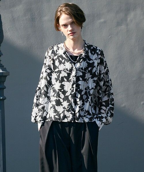 ICB / アイシービー シャツ・ブラウス | 【30th ANNIVERSARY】 アーカイブフラワープリント ドルマンスリーブブラウス（ブラック×オフホワイト）