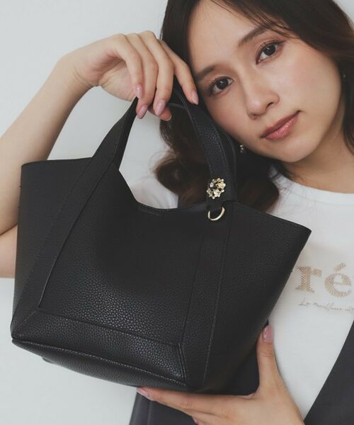 index / インデックス トートバッグ | 【2WAY】フラワーパーツ付き合皮ミドルトートバッグ | 詳細1