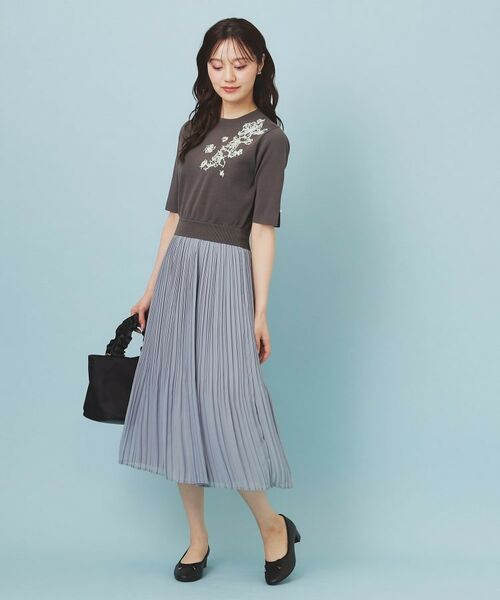 index / インデックス ミニ丈・ひざ丈ワンピース | 刺繍デザインドッキングプリーツワンピース【洗濯機OK】 | 詳細1