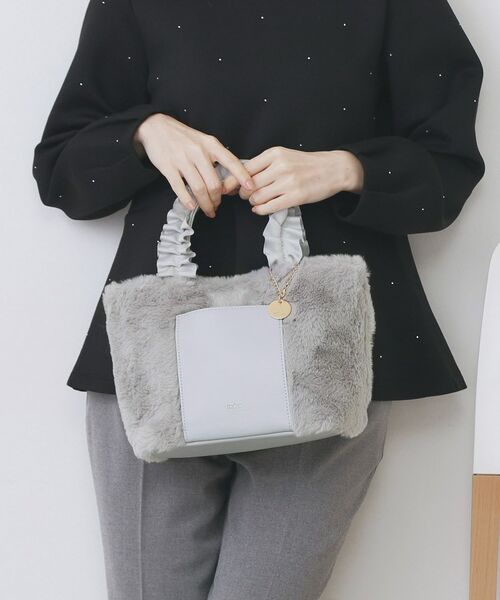 index/インデックス フリルハンドル フェイクファーミドルトートバッグ ライトグレー(011) 00 index/インデックス フリルハンドル フェイクファーミドルトートバッグ ライトグレー(011) 00