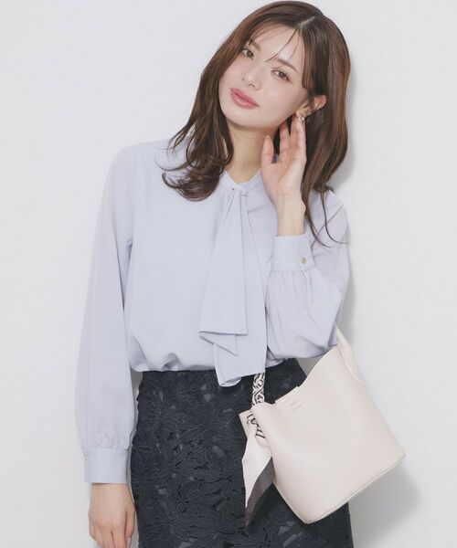 index / インデックス シャツ・ブラウス | アシンメトリーボウタイブラウス【洗濯機OK/イージーアイロン/防シワ】《XS～LL》（サックスブルー(090)）