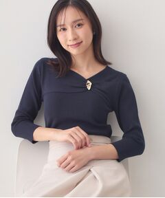 index / インデックス ニット・セーター | ブローチ風ゴールドパーツ付きアシメニット【洗濯機OK／坑ピル】