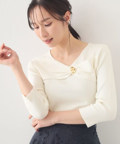 index / インデックス ニット・セーター | ブローチ風ゴールドパーツ付きアシメニット【洗濯機OK／坑ピル】（オフホワイト(003)）