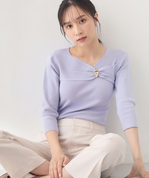 index / インデックス ニット・セーター | ブローチ風ゴールドパーツ付きアシメニット【洗濯機OK／坑ピル】（ラベンダー(080)）