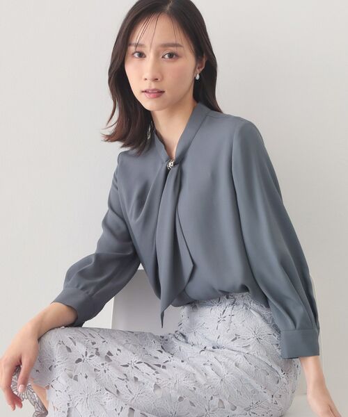 index / インデックス シャツ・ブラウス | アシメドレープボウタイブラウス【洗濯機OK・イージーアイロン】（チャコールグレー(014)）