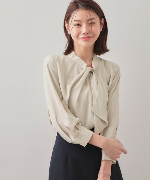 index / インデックス シャツ・ブラウス | アシメドレープボウタイブラウス【洗濯機OK・イージーアイロン】（グレージュ(050)）