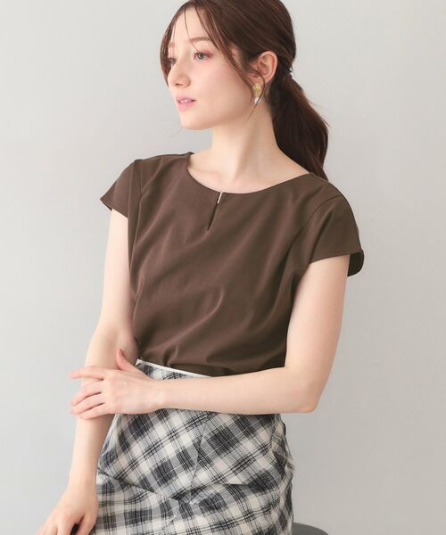 index / インデックス カットソー | ビジューキーネックフレンチトップス【洗濯機OK・接触冷感・UVケア】（ブラウン(044)）