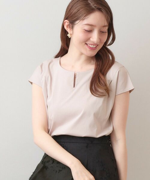 index / インデックス カットソー | ビジューキーネックフレンチトップス【洗濯機OK・接触冷感・UVケア】（グレージュ(050)）
