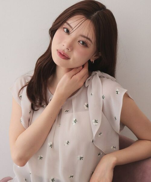 index / インデックス シャツ・ブラウス | 2wayフリルリボンフラワー刺繍ブラウス【洗濯機OK／イージーアイロン】（グレージュ(150)）
