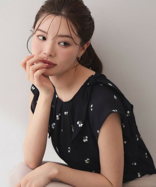 index / インデックス シャツ・ブラウス | 2wayフリルリボンフラワー刺繍ブラウス【洗濯機OK／イージーアイロン】（ネイビー(194)）