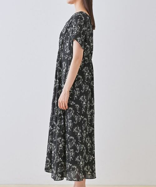 INDIVI / インディヴィ ロング・マキシ丈ワンピース | 【モノトーン小花柄】フィット＆フレア エアリーワンピース | 詳細7