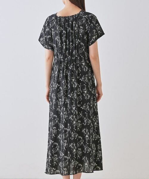 INDIVI / インディヴィ ロング・マキシ丈ワンピース | 【モノトーン小花柄】フィット＆フレア エアリーワンピース | 詳細8