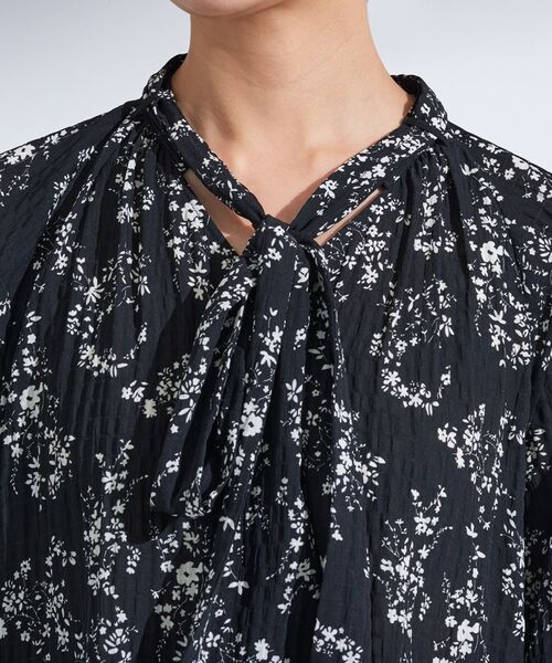 INDIVI / インディヴィ シャツ・ブラウス | 【モノトーン小花柄/シャーリング素材】ボリューム袖エアリーブラウス | 詳細10