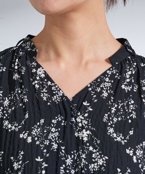 INDIVI / インディヴィ シャツ・ブラウス | 【モノトーン小花柄/シャーリング素材】ボリューム袖エアリーブラウス | 詳細11