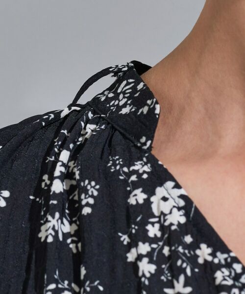 INDIVI / インディヴィ シャツ・ブラウス | 【モノトーン小花柄/シャーリング素材】ボリューム袖エアリーブラウス | 詳細12