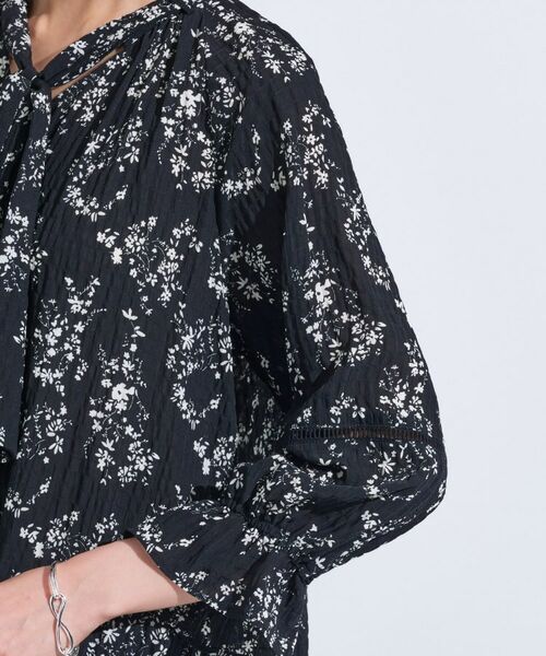 INDIVI / インディヴィ シャツ・ブラウス | 【モノトーン小花柄/シャーリング素材】ボリューム袖エアリーブラウス | 詳細13
