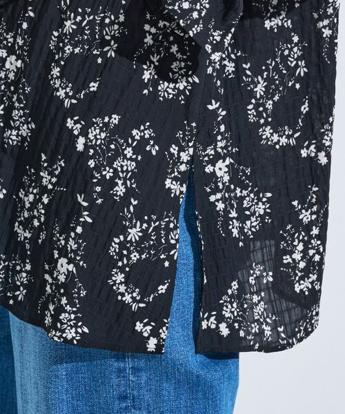 INDIVI / インディヴィ シャツ・ブラウス | 【モノトーン小花柄/シャーリング素材】ボリューム袖エアリーブラウス | 詳細14