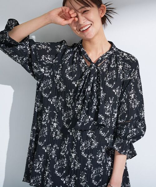 INDIVI / インディヴィ シャツ・ブラウス | 【モノトーン小花柄/シャーリング素材】ボリューム袖エアリーブラウス | 詳細2