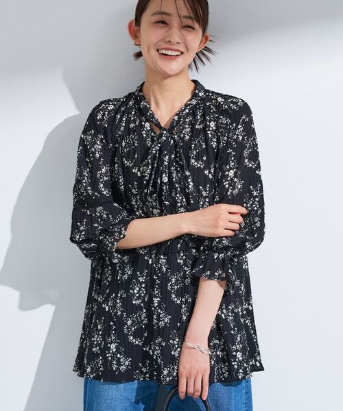 INDIVI / インディヴィ シャツ・ブラウス | 【モノトーン小花柄/シャーリング素材】ボリューム袖エアリーブラウス | 詳細3