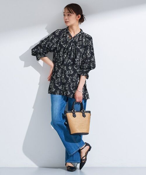 INDIVI / インディヴィ シャツ・ブラウス | 【モノトーン小花柄/シャーリング素材】ボリューム袖エアリーブラウス | 詳細4