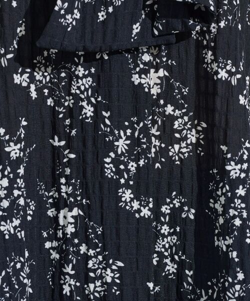 INDIVI / インディヴィ シャツ・ブラウス | 【モノトーン小花柄/シャーリング素材】ボリューム袖エアリーブラウス | 詳細5