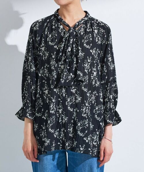 INDIVI / インディヴィ シャツ・ブラウス | 【モノトーン小花柄/シャーリング素材】ボリューム袖エアリーブラウス | 詳細6
