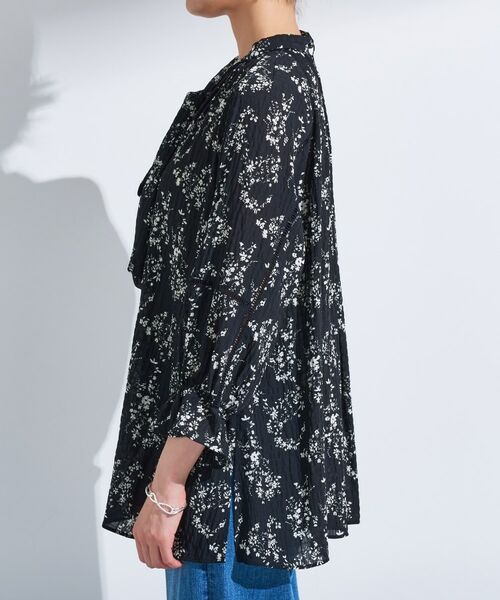 INDIVI / インディヴィ シャツ・ブラウス | 【モノトーン小花柄/シャーリング素材】ボリューム袖エアリーブラウス | 詳細7