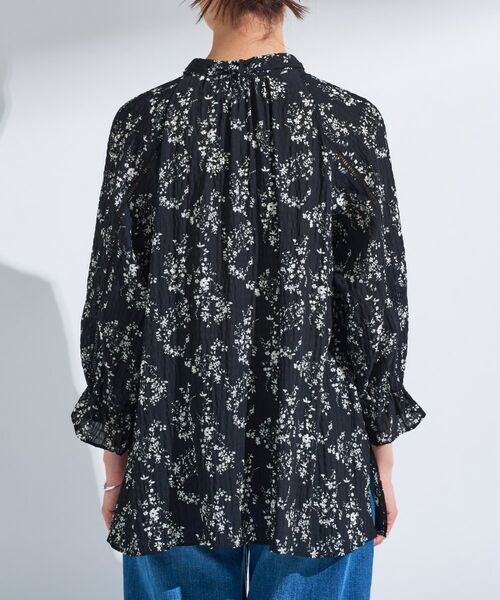 INDIVI / インディヴィ シャツ・ブラウス | 【モノトーン小花柄/シャーリング素材】ボリューム袖エアリーブラウス | 詳細8