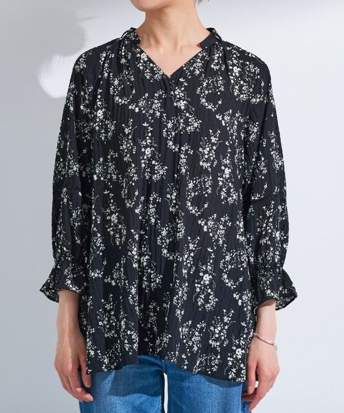 INDIVI / インディヴィ シャツ・ブラウス | 【モノトーン小花柄/シャーリング素材】ボリューム袖エアリーブラウス | 詳細9