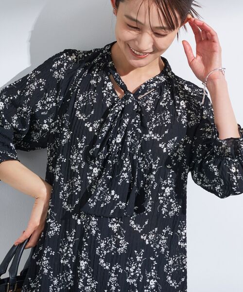 INDIVI / インディヴィ シャツ・ブラウス | 【モノトーン小花柄/シャーリング素材】ボリューム袖エアリーブラウス(ブラック(119))