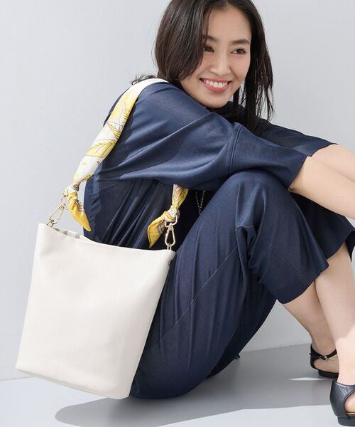 INDIVI / インディヴィ ハンドバッグ | 【ハンドル2WAY／A4収納】スカーフハンドル バケツバッグ（アイボリー(004)）