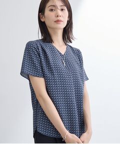 INDIVI / インディヴィ シャツ・ブラウス | 【洗える／UVケア】幾何学柄＆無地 タックVネック 半袖ブラウス