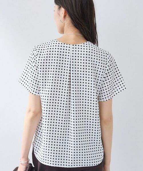 INDIVI / インディヴィ シャツ・ブラウス | 【洗える/UVケア】幾何学柄&無地 タックVネック 半袖ブラウス | 詳細11